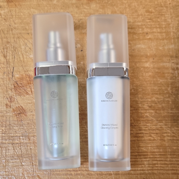 Forever Flawless Diamond Infused Cleansing Complex - Silver